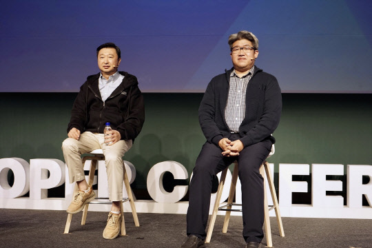 '제2회 HMG 개발자 컨퍼런스'에서 김성운(왼쪽) 현대오토에버 SW품질혁신사업부 상무와 김범섭 검증솔루션개발팀장이 키노트 발표를 하고 있다. 현대오토에버 제공